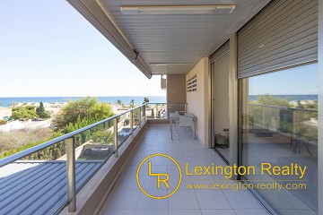 Large apartment close to the beach with sea views