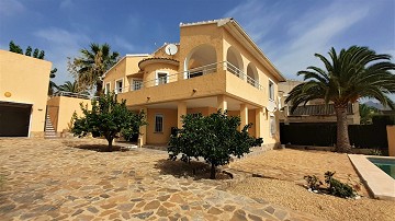 Fristående villa i Altea - Begagnade in Lexington Realty